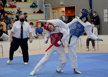 Joulukussa järjestetyissä SM-kilpailuissa Budokwai Taekwondo oli aikuisten sarjojen menestynein otteluseura. Kuvassa suomenmestari Niko Saarinen (sininen panssari). KUVA: Mauri Helle