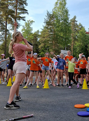 Lapset liikkuvat ohjaajan innoittamina.